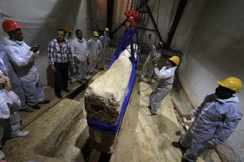 Archeologists begin the excavation to retrieve the barque ©  SW